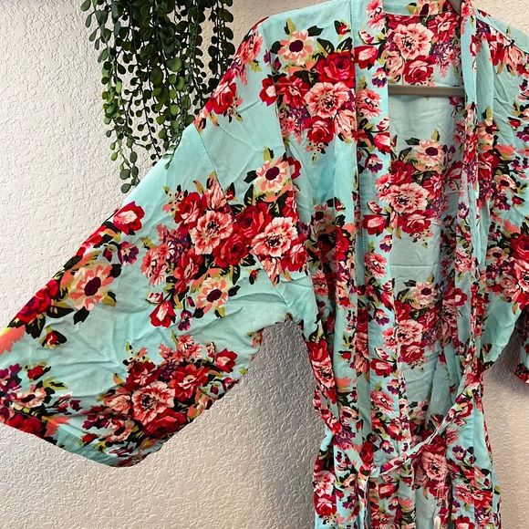 🌟 5 for $20 Gorgeous Floral Robe - Picture 4 of 6